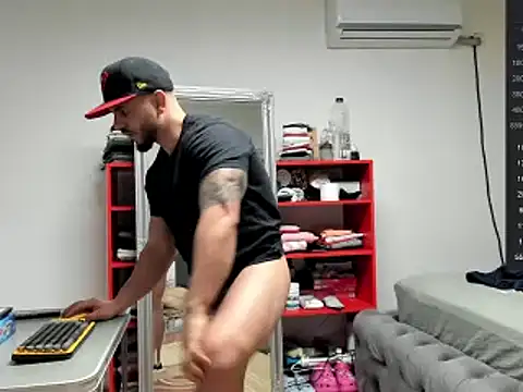 Snapshot of supermanboy94 chatting on 02/03/25, 10:03 supermanboy94 online show from 02/03/25, 10:03