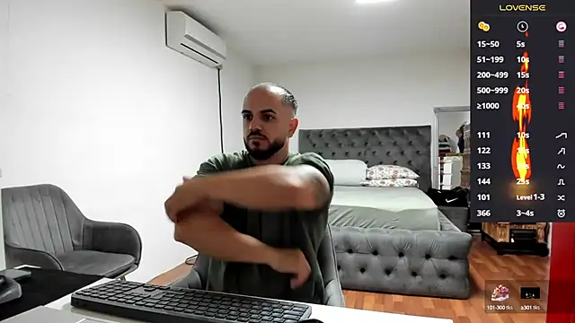 Snapshot of supermanboy94 chatting on 10/15/25, 05:40 supermanboy94 online show from 10/15/25, 05:40