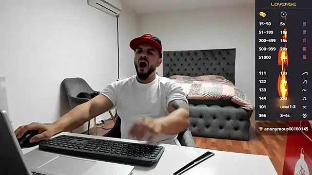 Snapshot of supermanboy94 chatting on 10/23/25, 05:18 supermanboy94 online show from 10/23/25, 05:18