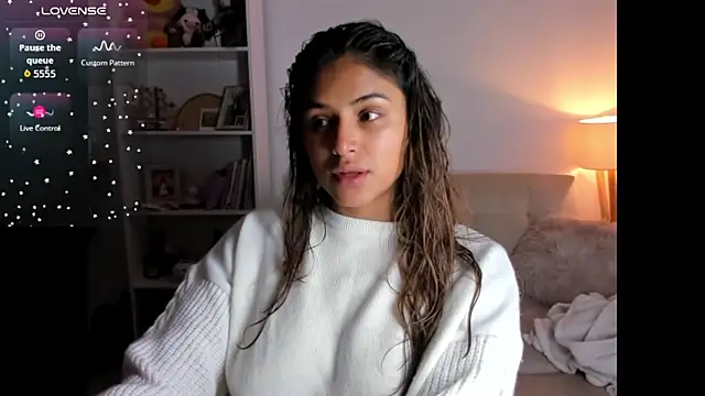 Snapshot of SaraParisi chatting on 10/20/25, 10:43 SaraParisi online show from 10/20/25, 10:43