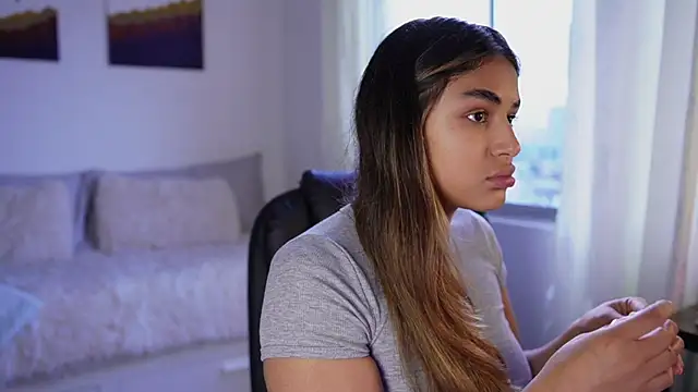 Snapshot of SaraParisi chatting on 10/22/25, 10:31 SaraParisi online show from 10/22/25, 10:31