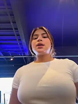 Snapshot of SaraParisi chatting on 10/31/25, 05:36 SaraParisi online show from 10/31/25, 05:36