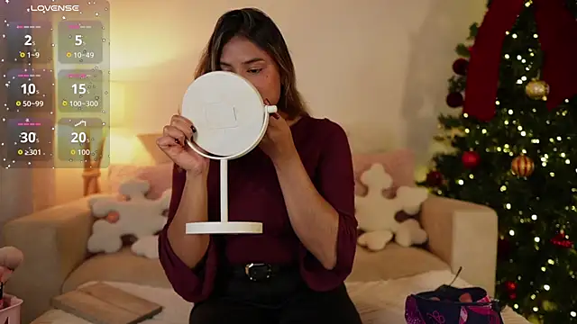 Snapshot of SaraParisi chatting on 11/17/25, 01:11 SaraParisi online show from 11/17/25, 01:11