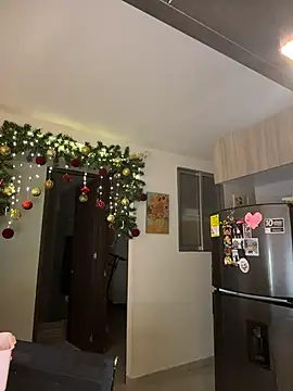 Snapshot of SaraParisi chatting on 11/24/25, 10:53 SaraParisi online show from 11/24/25, 10:53