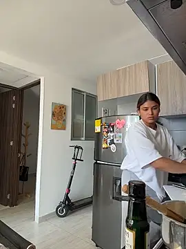 Snapshot of SaraParisi chatting on 12/03/25, 07:34 SaraParisi online show from 12/03/25, 07:34