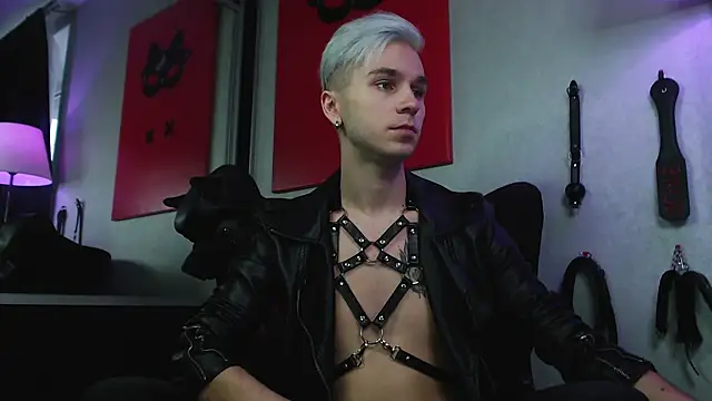Joseph  Quinn online show from 12/09/24, 11:36