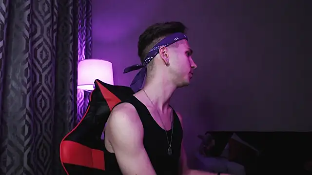 Joseph  Quinn online show from 10/15/25, 05:13