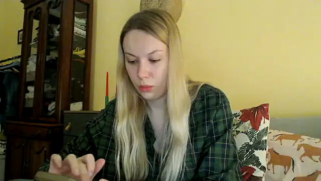 Snapshot of Scarlettford chatting on 12/12/24, 03:16 Scarlettford online show from 12/12/24, 03:16