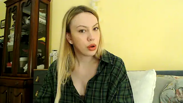 Snapshot of Scarlettford chatting on 12/27/24, 04:32 Scarlettford online show from 12/27/24, 04:32