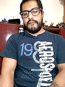 Snapshot of HombreS3n chatting on 03/11/25, 02:43 HombreS3n online show from 03/11/25, 02:43