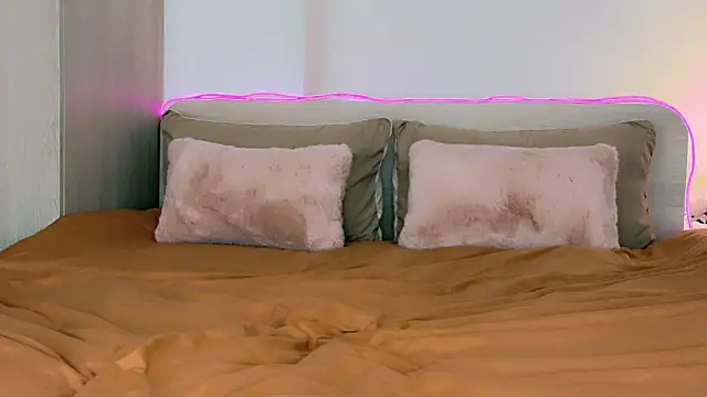 Snapshot of oh-my-mia chatting on 11/21/25, 07:29 oh-my-mia online show from 11/21/25, 07:29