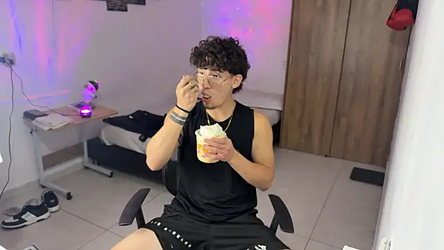 Snapshot of Kisan_Smith chatting on 11/11/25, 01:49 Kisan Smith online show from 11/11/25, 01:49