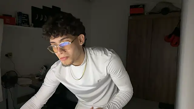 Snapshot of Kisan_Smith chatting on 11/21/25, 01:37 Kisan Smith online show from 11/21/25, 01:37