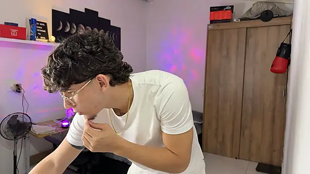 Snapshot of Kisan_Smith chatting on 11/24/25, 02:00 Kisan Smith online show from 11/24/25, 02:00