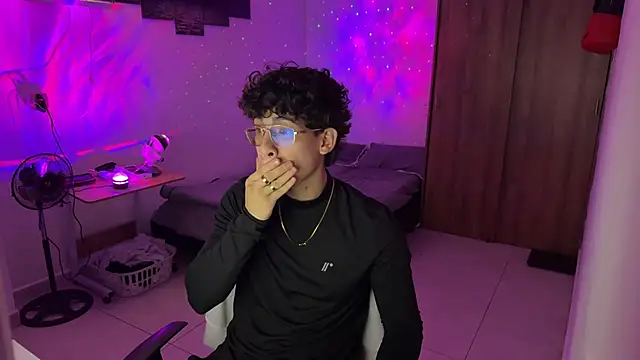 Snapshot of Kisan_Smith chatting on 12/18/25, 02:17 Kisan Smith online show from 12/18/25, 02:17