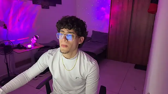 Snapshot of Kisan_Smith chatting on 12/19/25, 04:08 Kisan Smith online show from 12/19/25, 04:08