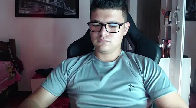 Snapshot of Plug_Control chatting on 02/19/25, 09:14 Plug Control online show from 02/19/25, 09:14