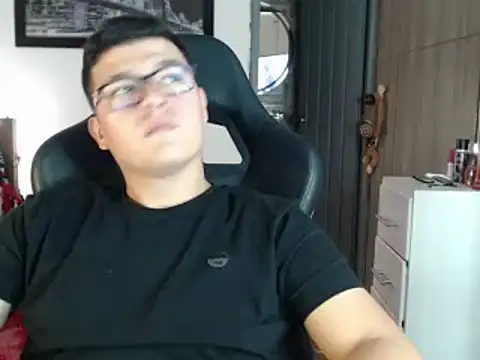 Snapshot of Plug_Control chatting on 02/21/25, 10:37 Plug Control online show from 02/21/25, 10:37