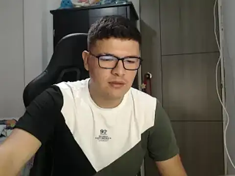 Snapshot of Plug_Control chatting on 03/04/25, 08:49 Plug Control online show from 03/04/25, 08:49