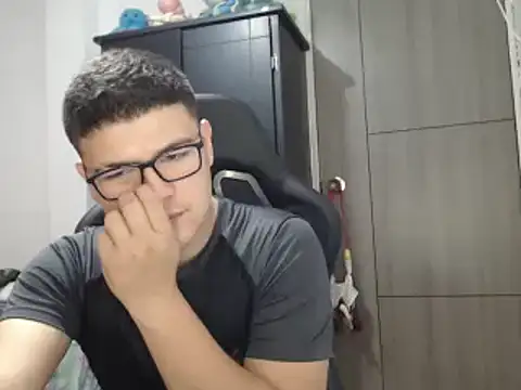 Snapshot of Plug_Control chatting on 03/05/25, 08:53 Plug Control online show from 03/05/25, 08:53