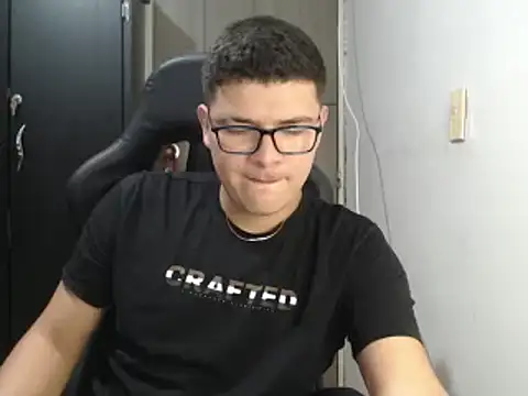 Snapshot of Plug_Control chatting on 03/12/25, 04:41 Plug Control online show from 03/12/25, 04:41