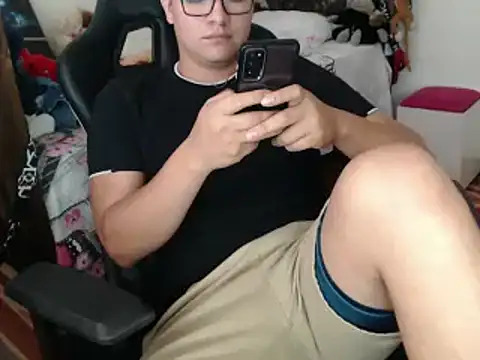 Snapshot of Plug_Control chatting on 03/13/25, 04:12 Plug Control online show from 03/13/25, 04:12