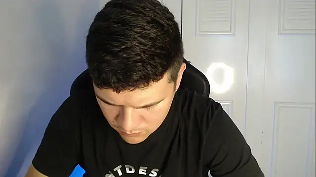 Snapshot of Plug_Control chatting on 09/16/25, 04:19 Plug Control online show from 09/16/25, 04:19