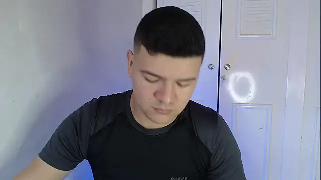 Snapshot of Plug_Control chatting on 10/11/25, 04:27 Plug Control online show from 10/11/25, 04:27