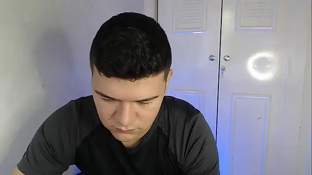 Snapshot of Plug_Control chatting on 10/16/25, 02:07 Plug Control online show from 10/16/25, 02:07