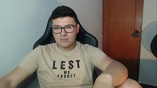 Snapshot of Plug_Control chatting on 12/17/25, 06:58 Plug Control online show from 12/17/25, 06:58