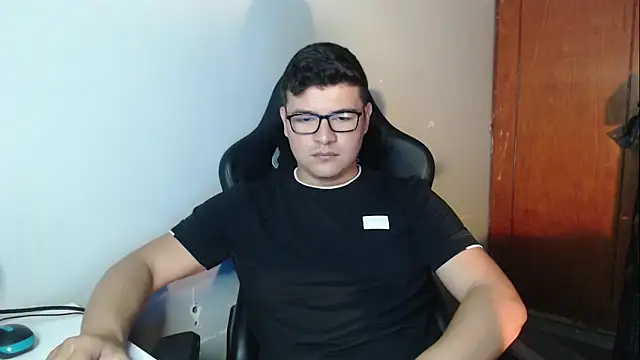 Snapshot of Plug_Control chatting on 12/18/25, 05:19 Plug Control online show from 12/18/25, 05:19