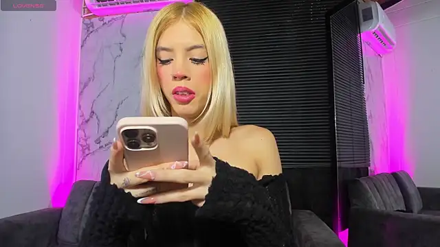 Snapshot of Courtney_gonet chatting on 12/17/25, 12:55 Courtney gonet online show from 12/17/25, 12:55