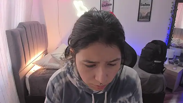 Amy joones online show from 12/10/24, 01:33