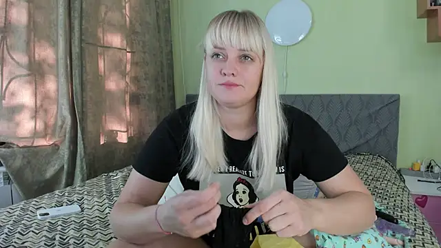 Snapshot of Kira_Miler chatting on 09/16/25, 05:52 Kira Miler online show from 09/16/25, 05:52