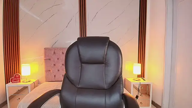 Julianaa Castro  online show from 07/14/26, 12:00