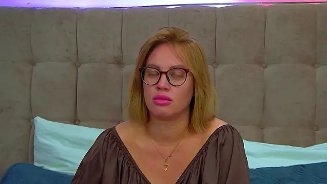 Snapshot of MariaNeumann chatting on 09/13/25, 06:29 MariaNeumann online show from 09/13/25, 06:29