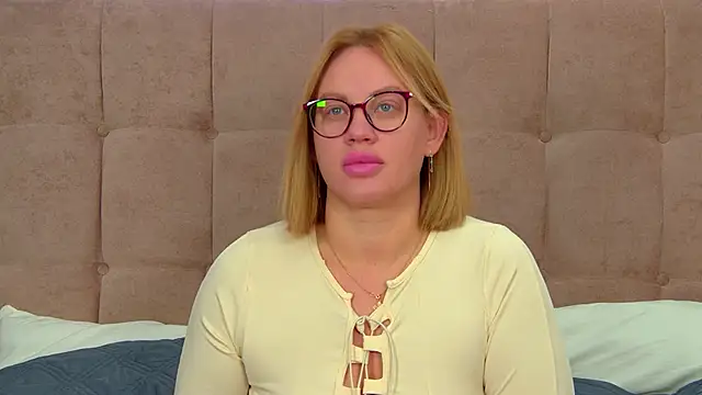 Snapshot of MariaNeumann chatting on 09/18/25, 06:37 MariaNeumann online show from 09/18/25, 06:37