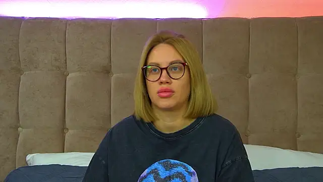 Snapshot of MariaNeumann chatting on 09/19/25, 06:15 MariaNeumann online show from 09/19/25, 06:15