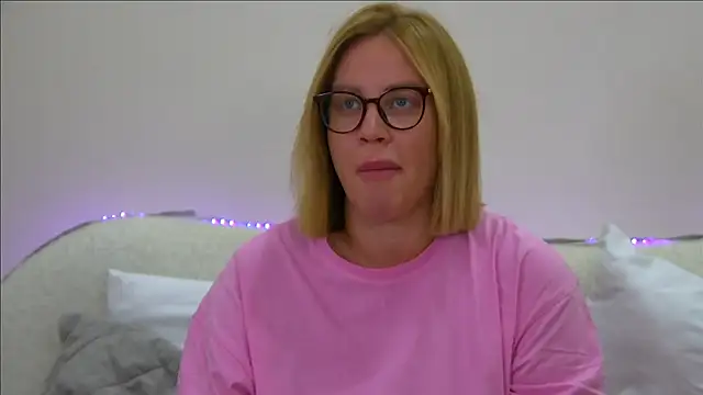 Snapshot of MariaNeumann chatting on 09/21/25, 06:31 MariaNeumann online show from 09/21/25, 06:31