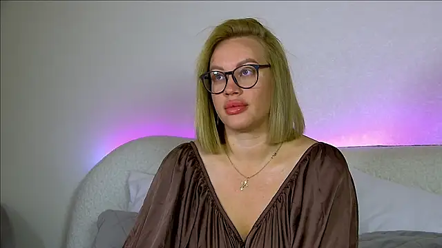 Snapshot of MariaNeumann chatting on 10/02/25, 06:42 MariaNeumann online show from 10/02/25, 06:42