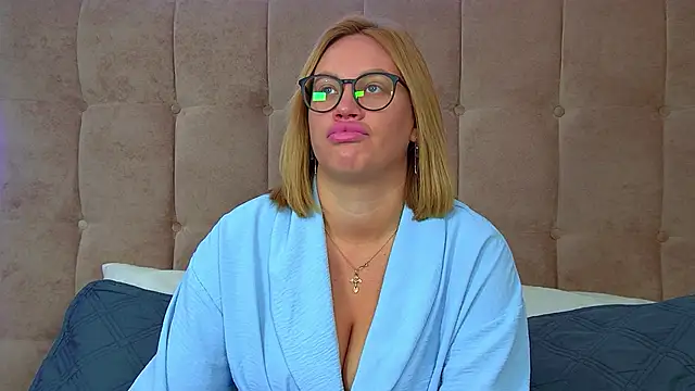 Snapshot of MariaNeumann chatting on 10/09/25, 06:22 MariaNeumann online show from 10/09/25, 06:22