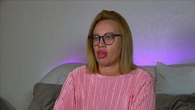 Snapshot of MariaNeumann chatting on 10/19/25, 06:30 MariaNeumann online show from 10/19/25, 06:30