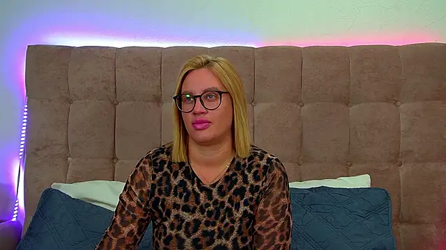 Snapshot of MariaNeumann chatting on 10/22/25, 06:24 MariaNeumann online show from 10/22/25, 06:24