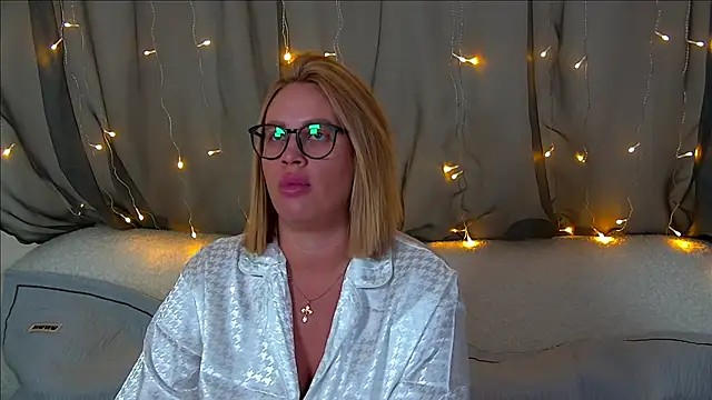 Snapshot of MariaNeumann chatting on 10/26/25, 06:25 MariaNeumann online show from 10/26/25, 06:25