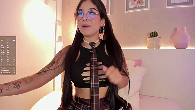 Snapshot of roxannegomez chatting on 09/22/25, 01:35 roxannegomez online show from 09/22/25, 01:35