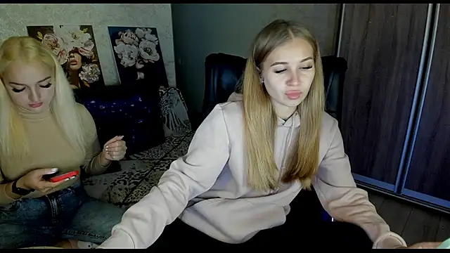  NigoNika online show from 10/10/25, 12:59