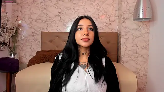 Snapshot of Leiaa_ chatting on 12/15/24, 12:18 Leiaa online show from 12/15/24, 12:18