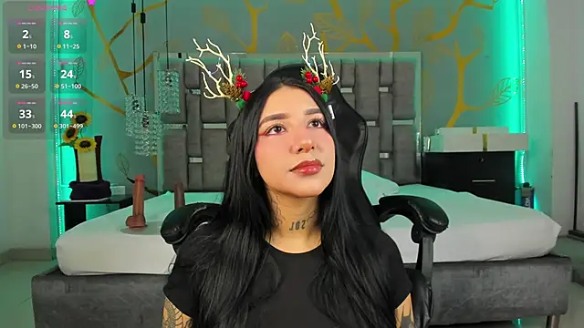 Snapshot of Leiaa_ chatting on 12/17/24, 12:01 Leiaa online show from 12/17/24, 12:01