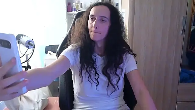 MemiKouki online show from 09/28/25, 02:11