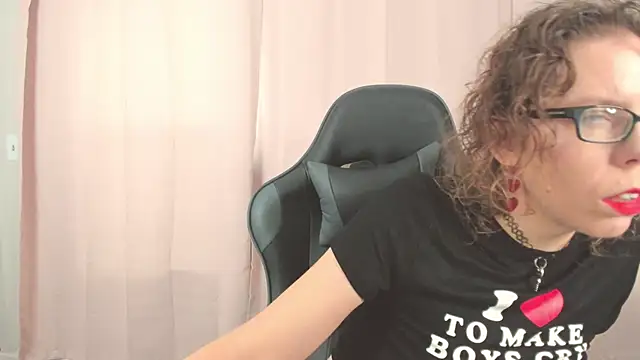 Snapshot of SaraDesirexo chatting on 09/30/25, 01:27 SaraDesirexo online show from 09/30/25, 01:27